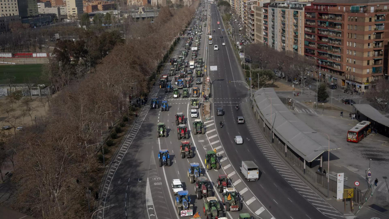 Tractors choke Spanish city streets as farmers protest EU policy – Times of India