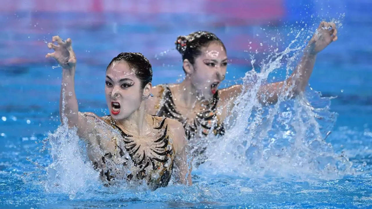 中国双胞胎王利伟和王千野在游泳世锦赛艺术双人泳中夺冠 | 更多体育新闻