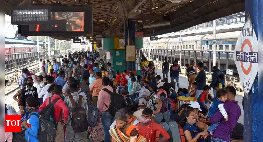 Cops in plain clothes catch snatchers at Delhi railway stations | Delhi ...