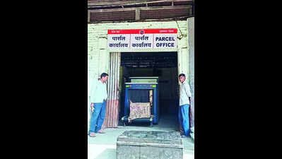 Nashik Rd rail station sets up scan machine at parcel office, fixes ₹5 per package cost