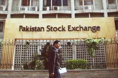 Pakistan Stock Exchange plunges 1,700 points amid election result uncertainty