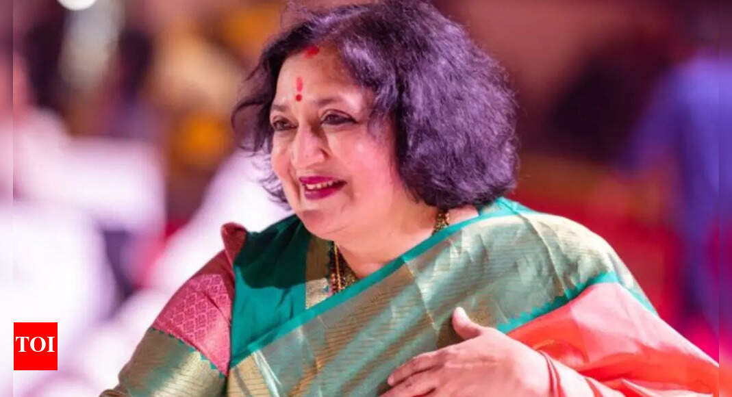 Latha Rajinikanth gets emotional at FDFS of Aishwarya Rajinikanth's ...