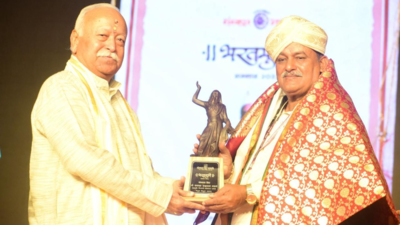 RSS chief Mohan Bhagwat awards Bharatmuni Samman to two Bhartiya artistes in Bengaluru
