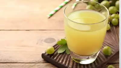 8 Benefits for drinking Raw Ginger Amla shot on an empty stomach
