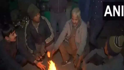 Delhi shivers in cold weather, people gather around bonfires to keep themselves warm