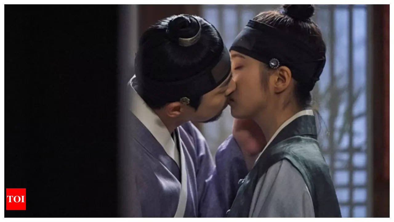 Jo Jung Suk and Shin Se Kyung share a passionate moment in 'Captivating the  King' - Times of India
