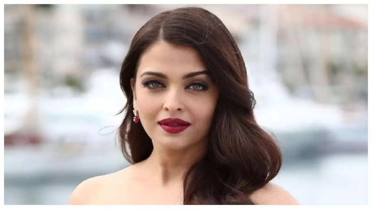 Old video of Aishwarya Rai Bachchan defending staying with her parents goes  viral on the internet amid rumours of feud with her in-laws | - Times of  India