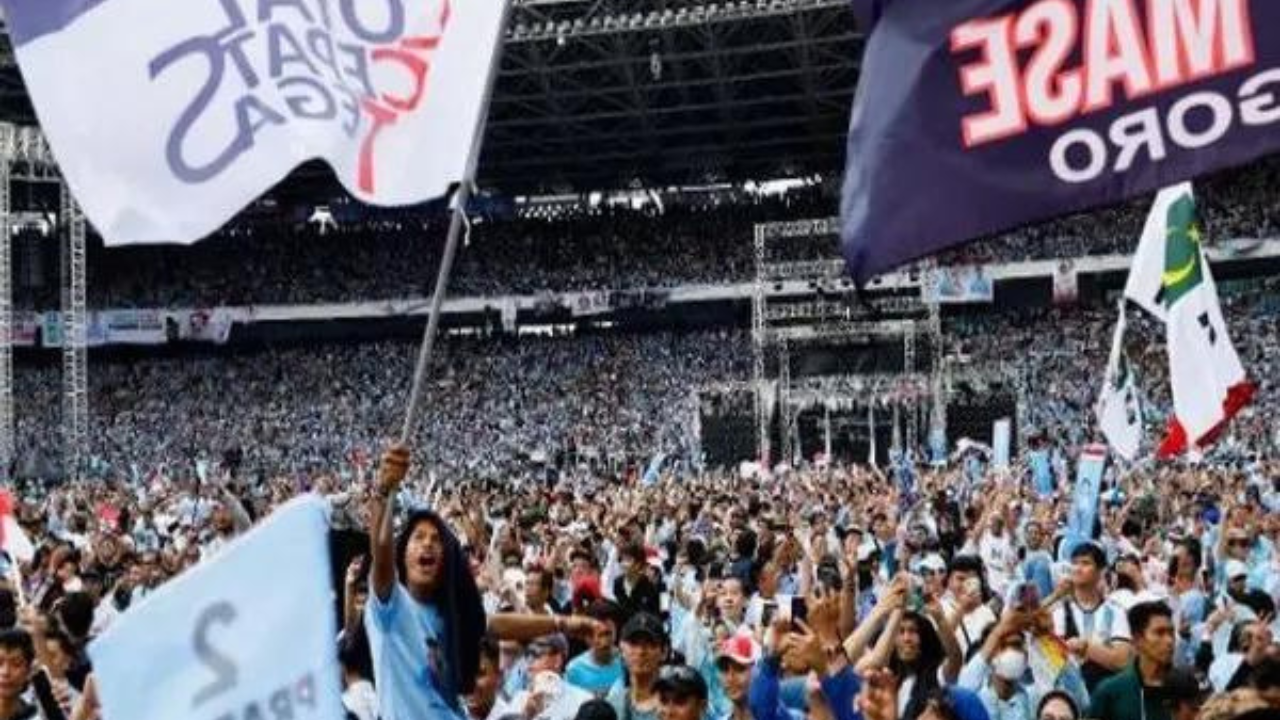 Pendukung membanjiri jalan untuk mendukung kandidat mereka dalam pemilihan presiden Indonesia
