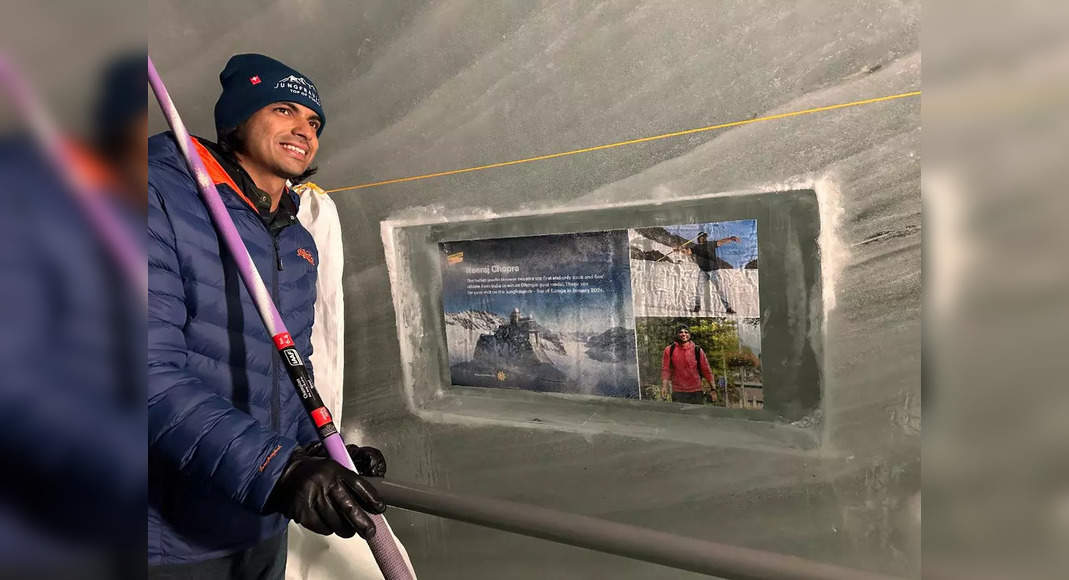 Der Schweizer Tourismusverband ehrt Neeraj Chopra mit einer Gedenktafel im Eispalast in Jungfrau, Schweiz