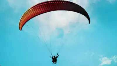 Telangana tourist dies as her paragliding harness breaks mid-air near Manali