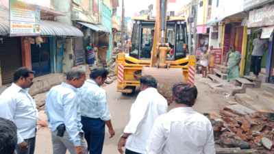 Trichy Corporation removes 150 encroachments in Palakkarai | Trichy ...