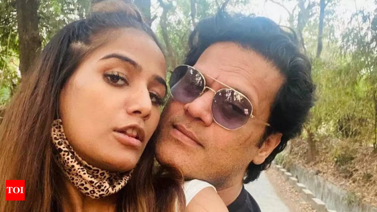 Poonam Pandey and husband Sam Bombay slapped with Rs 100 crore defamation  lawsuit over fake death stunt | - Times of India