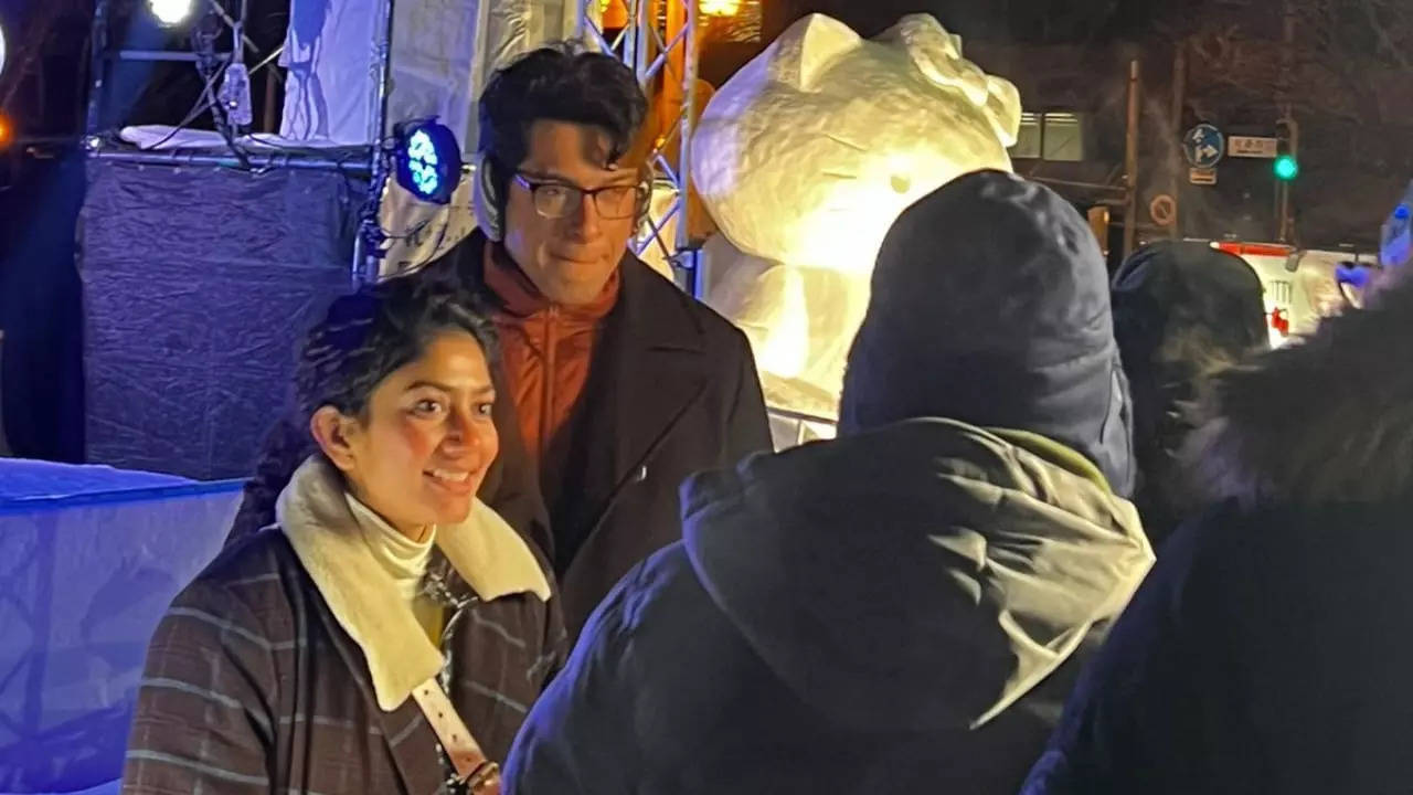 アミール・カーンは、息子のジュナイド・カーン、サイ・パラビと一緒に、タイトルのない映画の日本のスケジュールの雪に覆われたセット場に参加します。