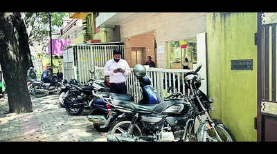 Constable dumps bike found on footpath at Metro station