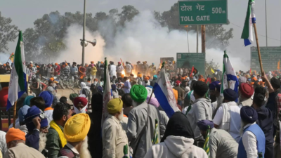 SKM bandh call: Buses stay off roads in Punjab, farmers stage dharnas at toll plazas in Haryana