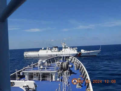Philippines accuses Chinese boats of 'dangerous' manoeuvres