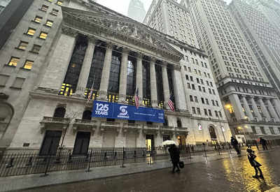 US stock market dips on inflation concerns and rate cut speculations