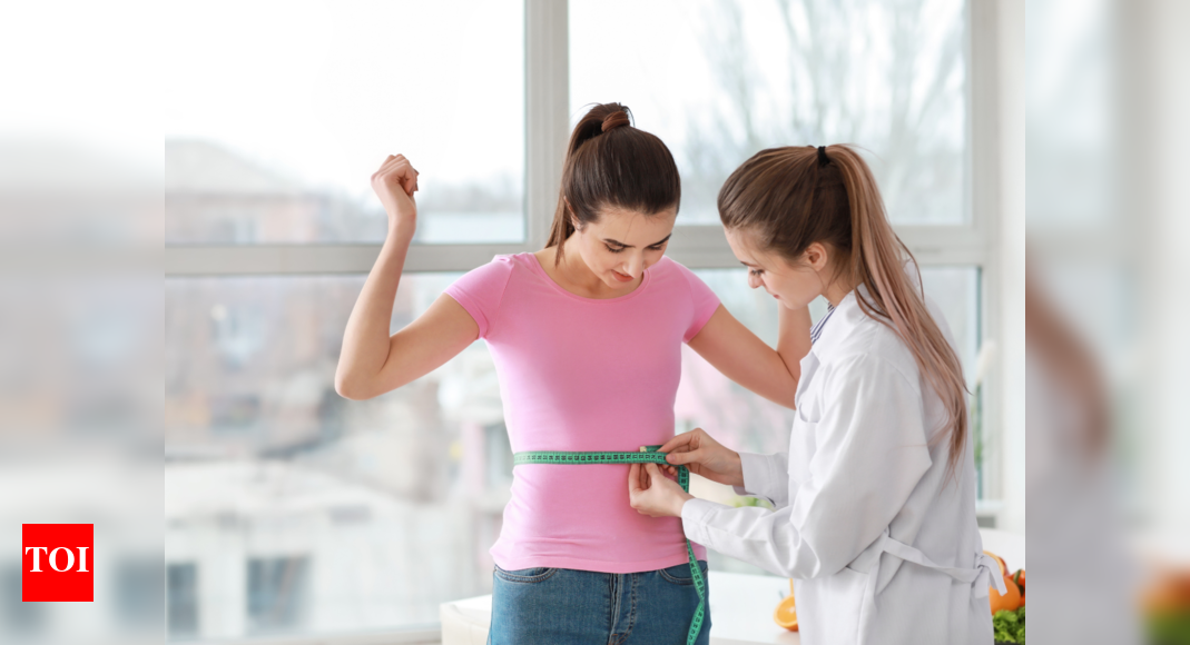 Девушка похудение. Девушка с сантиметром. Стройность фигуры. Before after weight loss woman. Девушка худеет.