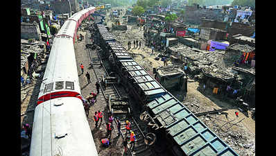 Goods train derails near Zakhira Flyover, 70-yr-old ragpicker dies