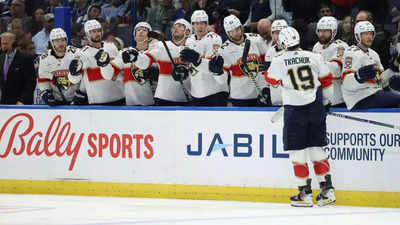 Florida Panthers claim first place in Atlantic Division with convincing 9-2 win over Tampa Bay Lightning