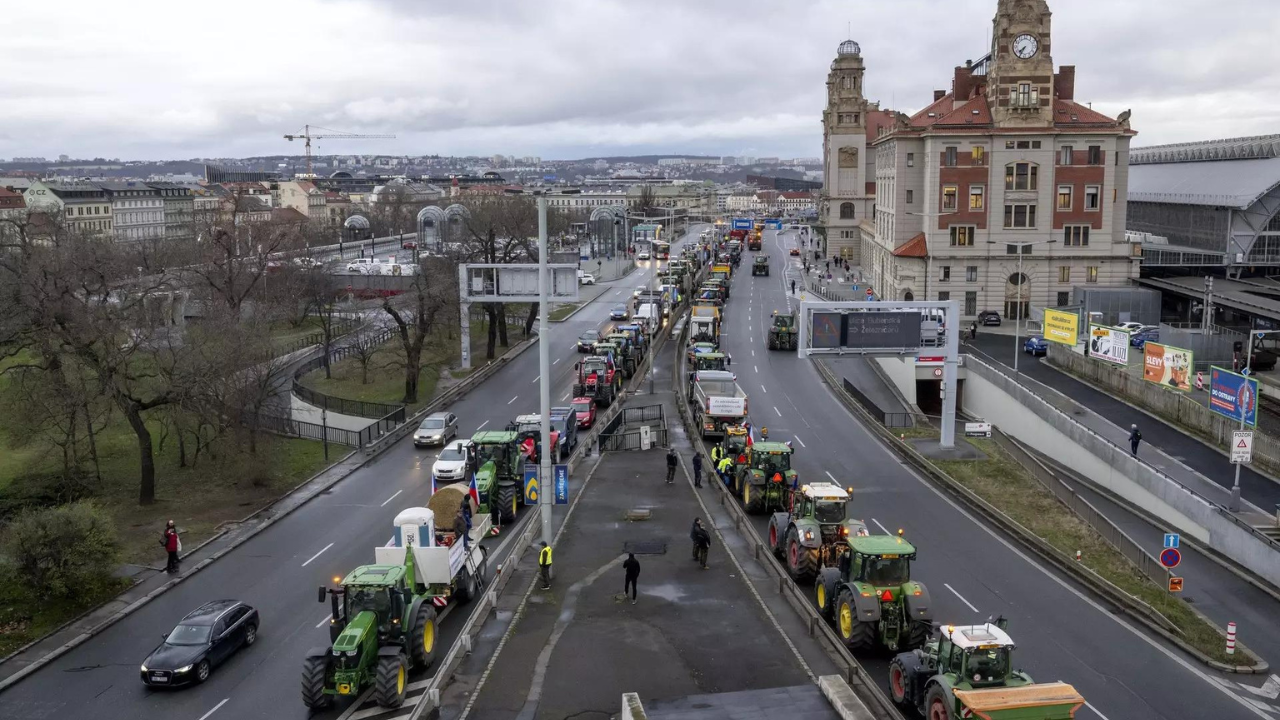 Czech farmers take tractors to Prague in a protest over EU agriculture policies – Times of India