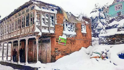 Fresh snow, rain lead to road closures in Himachal Pradesh