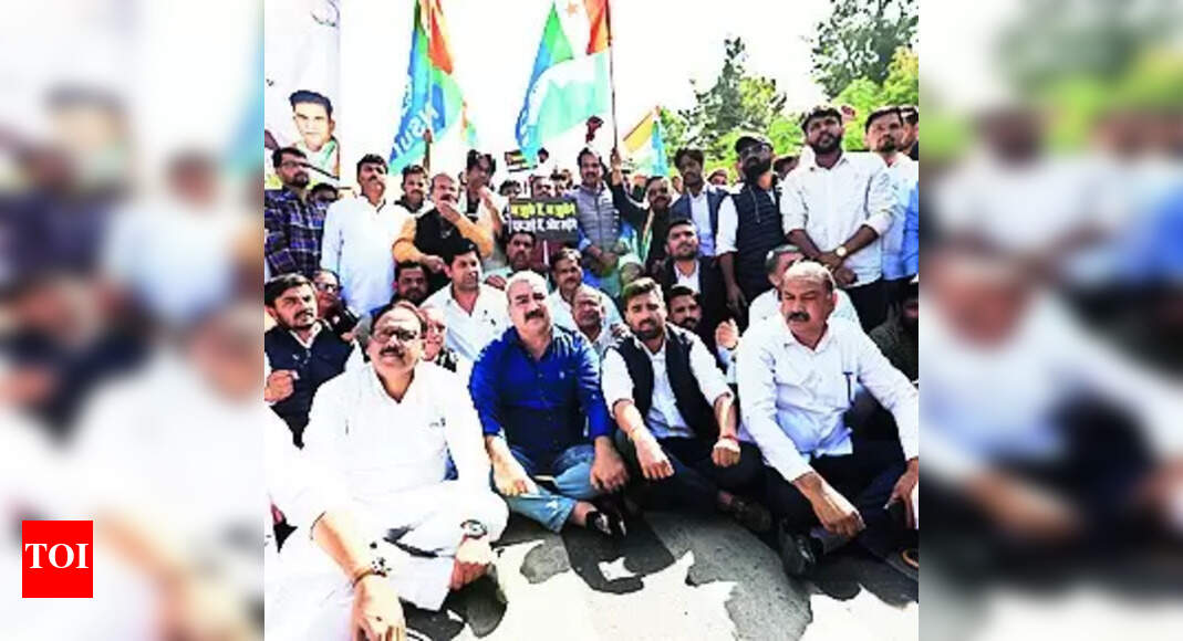 Congress: Rajasthan Congress workers protest against freezing of party ...