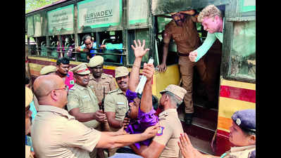 60 visually impaired protesters detained