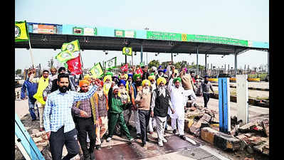 Farmers lay siege to 3 toll plazas in Mohali dist