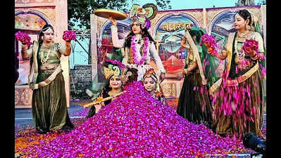 Dancers usher in aroma of spring with 100 kg flowers in Khajuraho