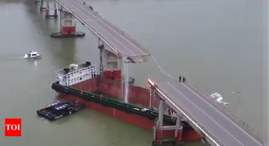 Deux morts après qu'un cargo a heurté un pont dans le sud de la Chine