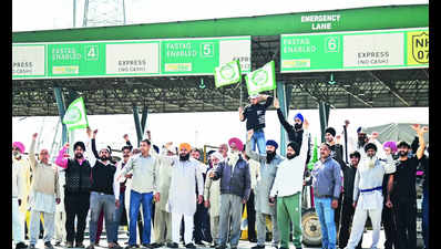 Protesting farmers take over Jalouli toll plaza for 2 hours