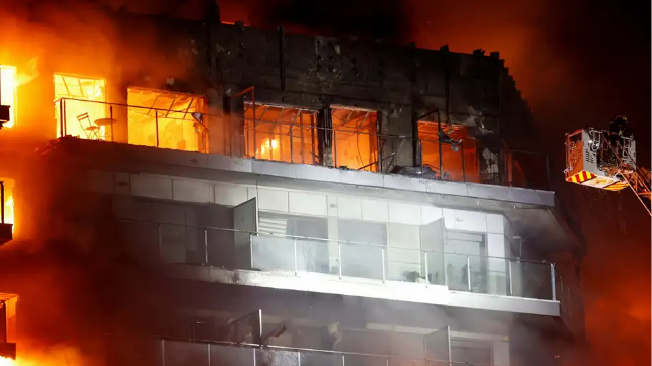 Incendio destruye edificio alto en Valencia |  Noticias del mundo