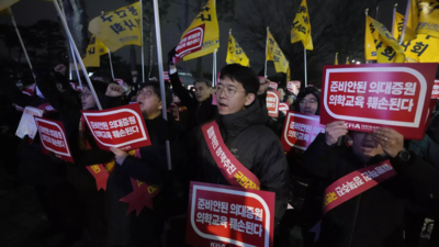 South Korea health alert raised to 'severe' over doctors walkout