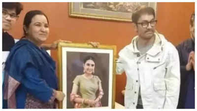 'Why are they smiling?' ask netizens as Aamir Khan poses with late 'Dangal' co-star Suhani Bhatnagar's parents in Faridabad