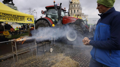 Angry farmers prepare to confront Macron at Paris farm fair