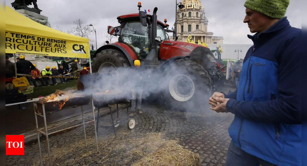 Des agriculteurs en colère se préparent à affronter Macron à la foire agricole de Paris
