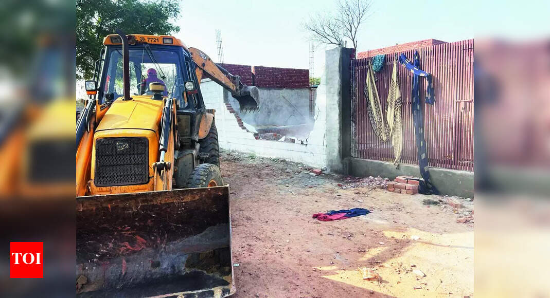 Illegal Colonies: Offices to walls, 8 illegal colonies on 12 acres ...
