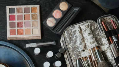 Create a compelling headline for following article - Make Up Kit Under 