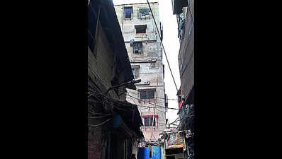 KMC, cops fail to seal bldg after resistance from owners