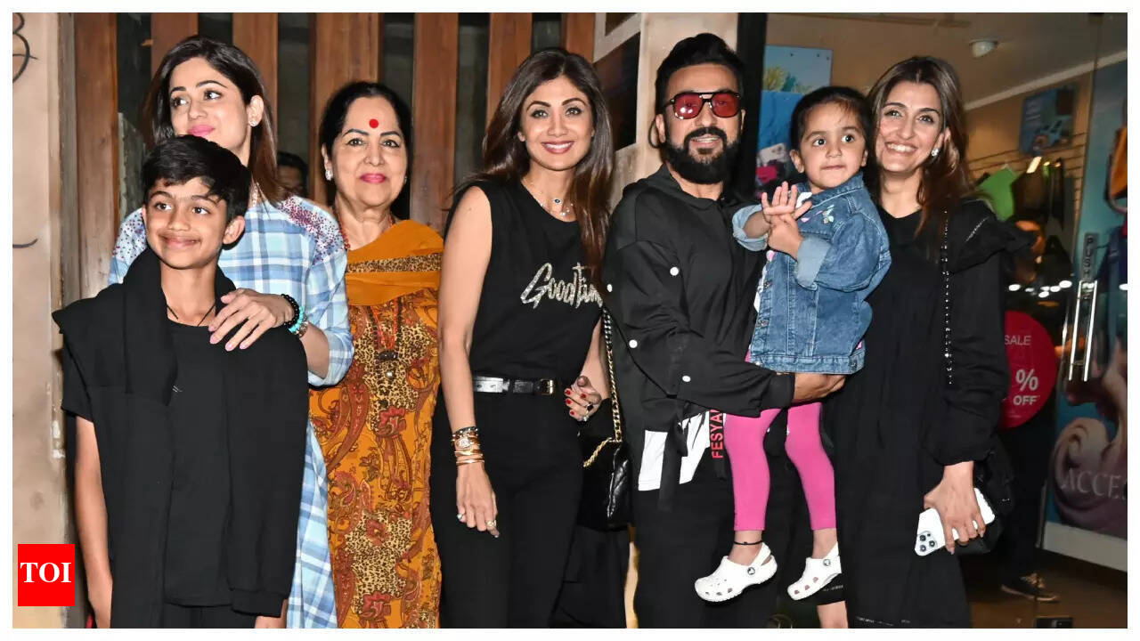 Shilpa Shetty and Raj Kundra step out for family dinner with kids, Shamita Shetty and Sunanda Shetty - See photos 