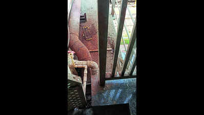 Spilling trash to gutka stains: Rani stn faces Swachh reality