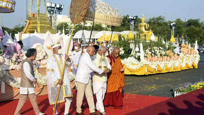 Nearly 1 lakh people pay obeisance to Lord Buddha's holy relics flown from India to Thailand