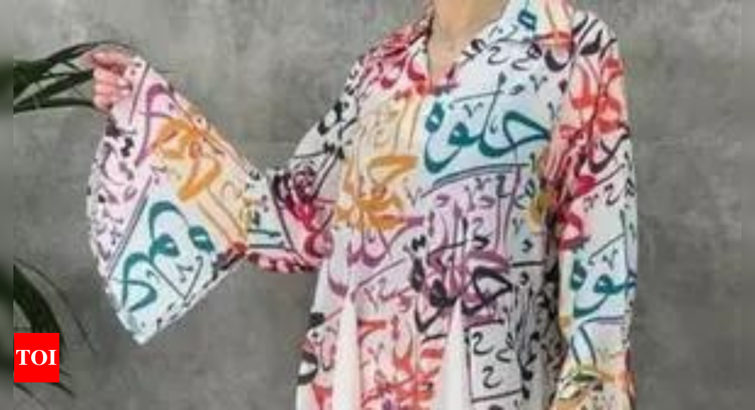 Une femme vêtue d'une robe en caractères arabes sauvée de la foule au Pakistan