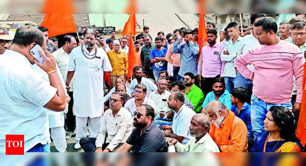 Rasta Roko: Rasta Roko by Sakal Maratha Morcha on Pune-Indore Highway ...