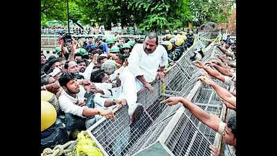 Cong workers clash with cops near secretariat