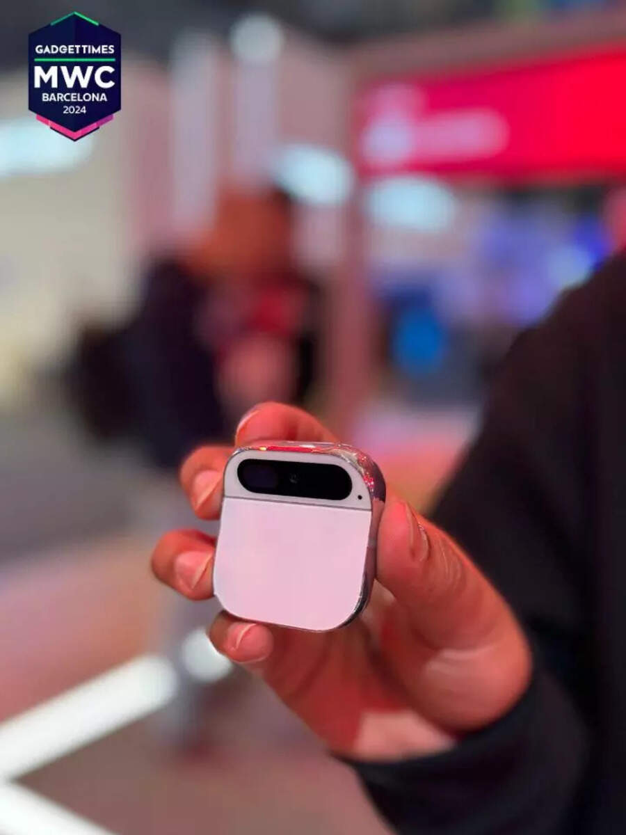 This AI Pin Can Kill All Phones Times Now