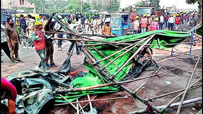 Encroachments uprooted, Limbayat turns vehicle free