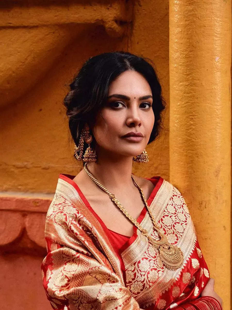 Esha Gupta's majestic stroll through royalty: Adorned in regal sarees ...