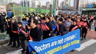 South Korea tells striking medics to return on deadline or risk prosecution